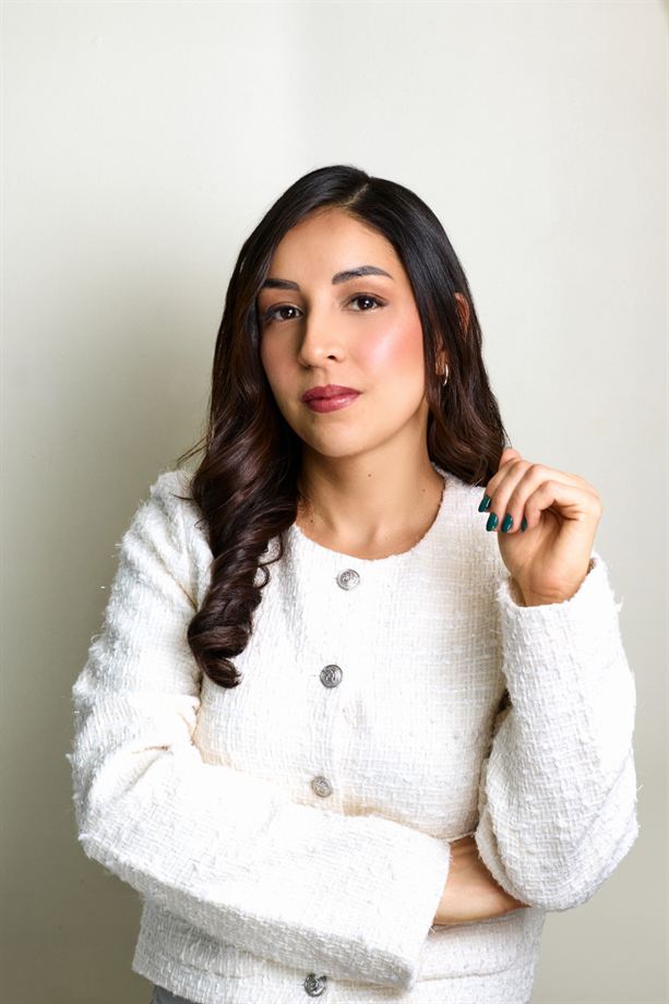 Retrato de cosmetóloga con chaqueta blanca de tweed