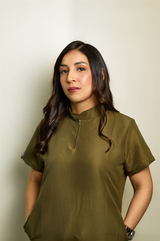 Retrato de cosmetóloga con uniforme verde oliva