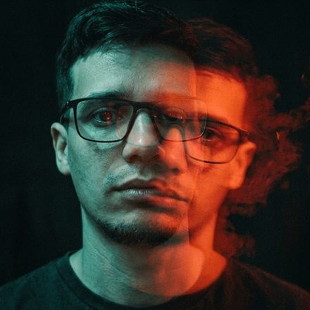 Danny con lentes, en doble exposición verde y naranja