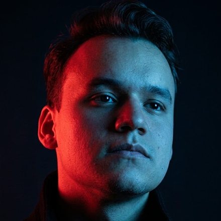 Fabricio en primer plano con luz roja y azul
