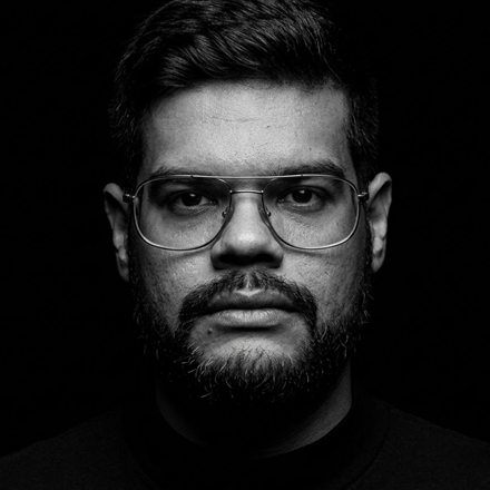 Justo con lentes y barba en blanco y negro