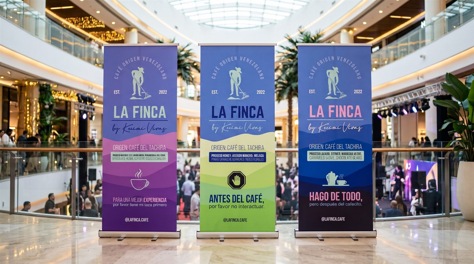Tres roll-ups de La Finca en un centro comercial, en morado, verde y azul, uno por proceso de café
