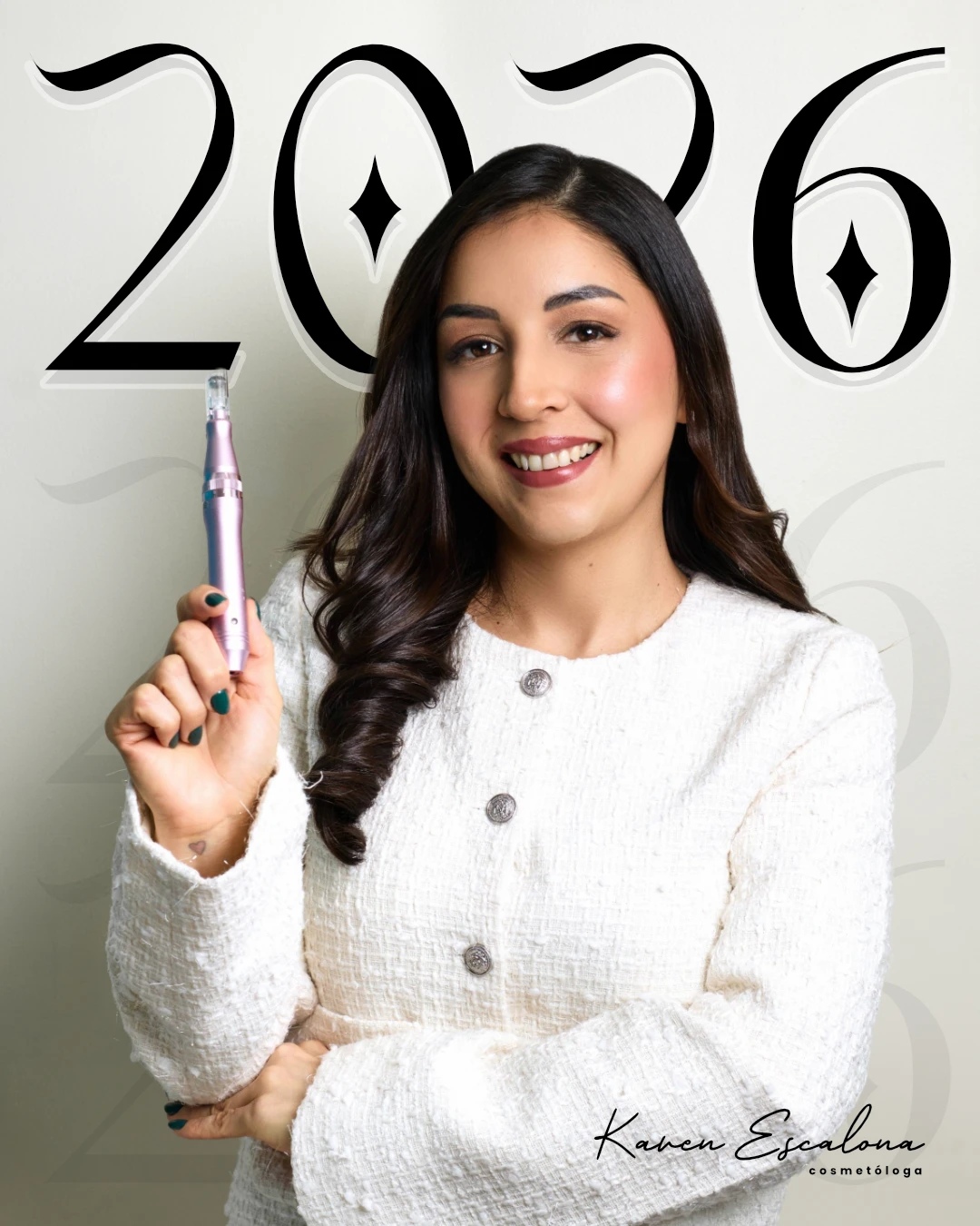 Publicación de Karen Escalona, cosmetóloga: retrato con un dermapen y el año 2026
