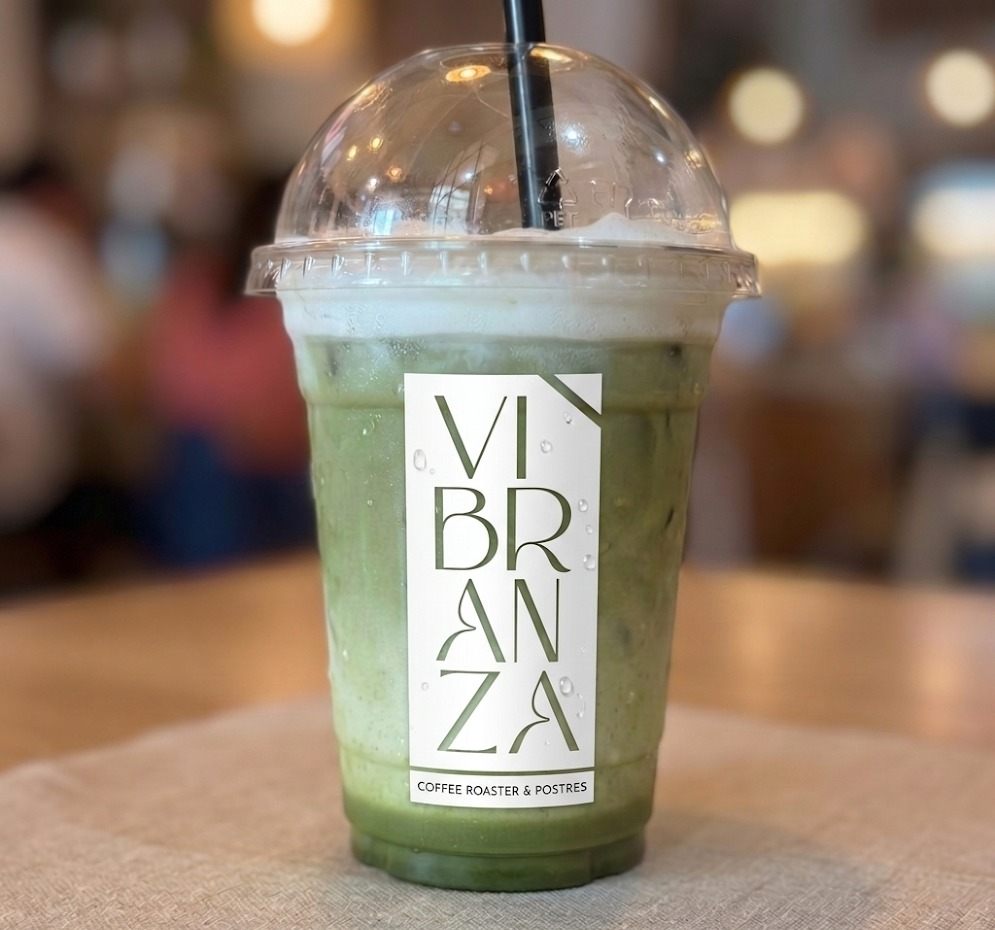 Vaso plástico de Vibranza con etiqueta B: fondo blanco y letras verdes